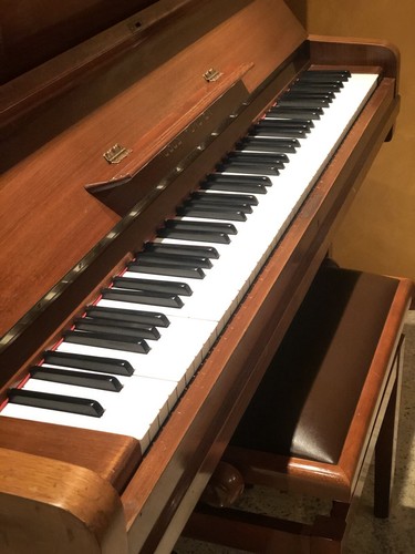 Elegante pianoforte verticale - elegante,