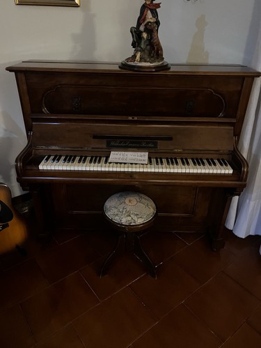 Pianoforte acustico verticale